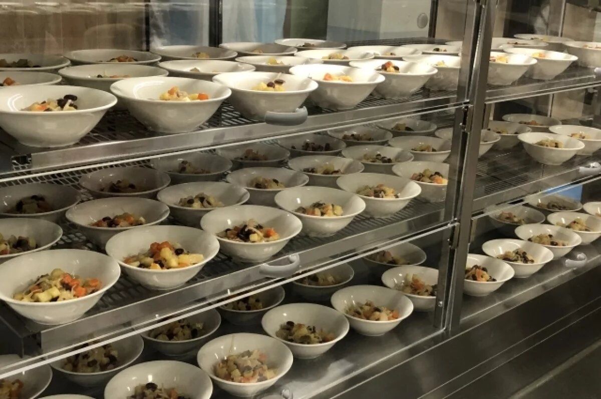 В колледже Петербурга остановили работу поставщика питания после массового отравления