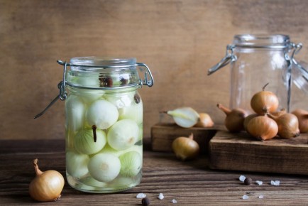 Запас пользы на зиму: удивительные рецепты из лука и чеснока