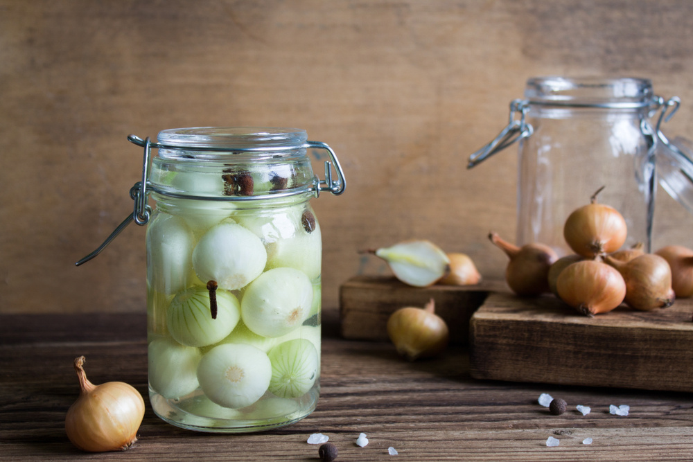 Запас пользы на зиму: удивительные рецепты из лука и чеснока