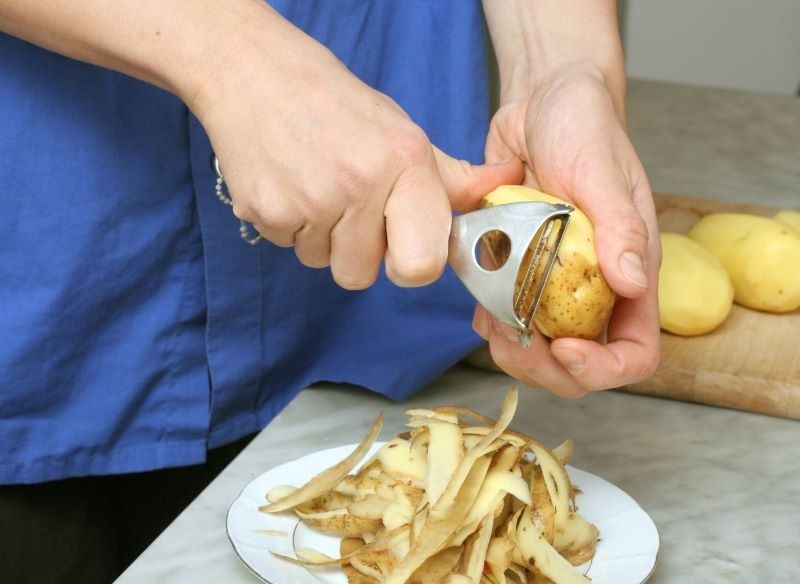 Зимой собирают, а весной добавляют в сад. Как эффективно использовать картофельные очистки?