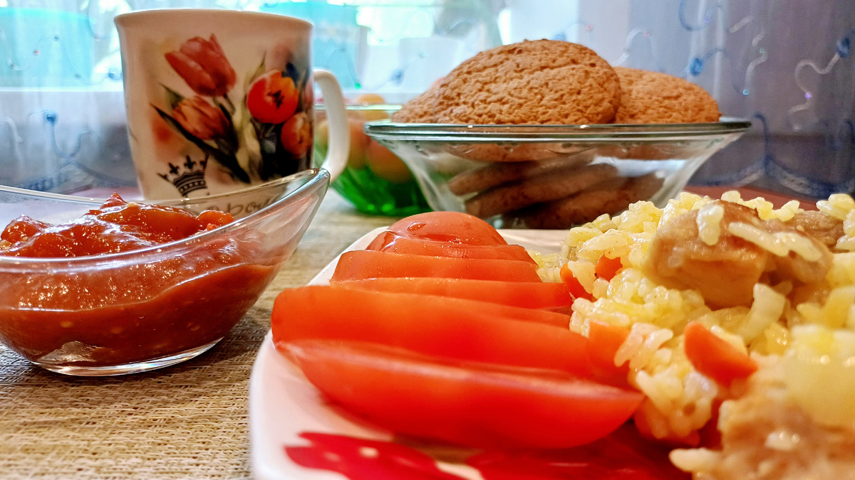 Незабываемый обед: плов и свежие угощения на столе