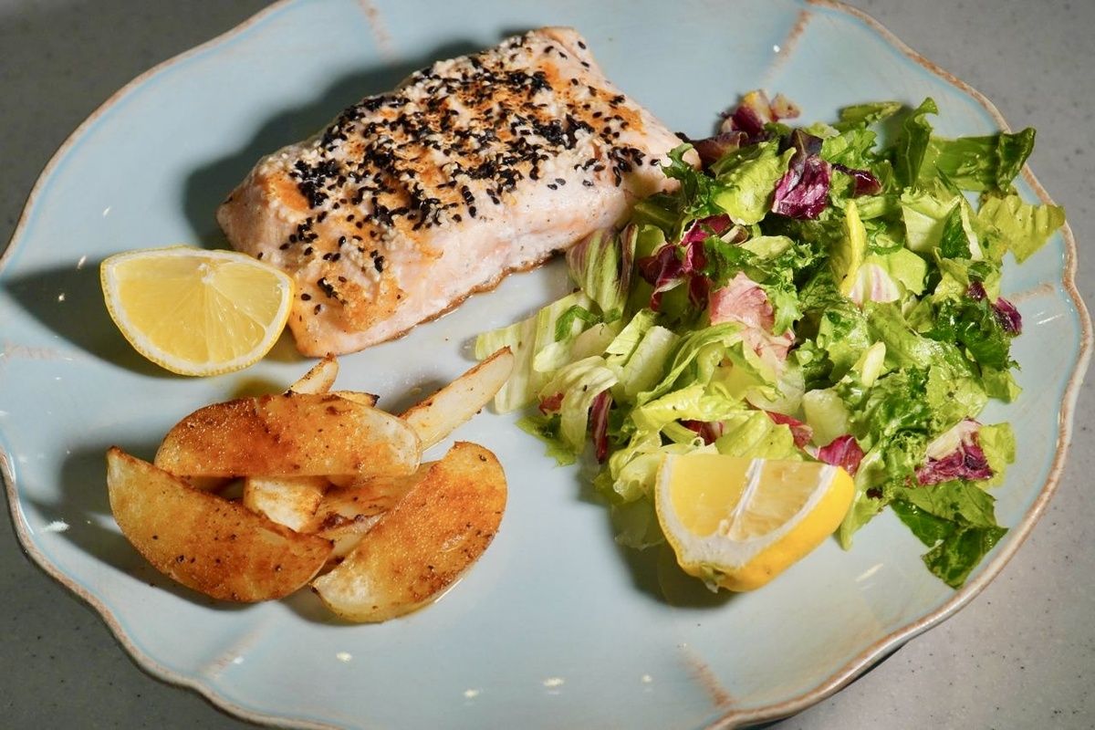 Нежная семга с картофельными дольками: рецепт от Юлии Высоцкой