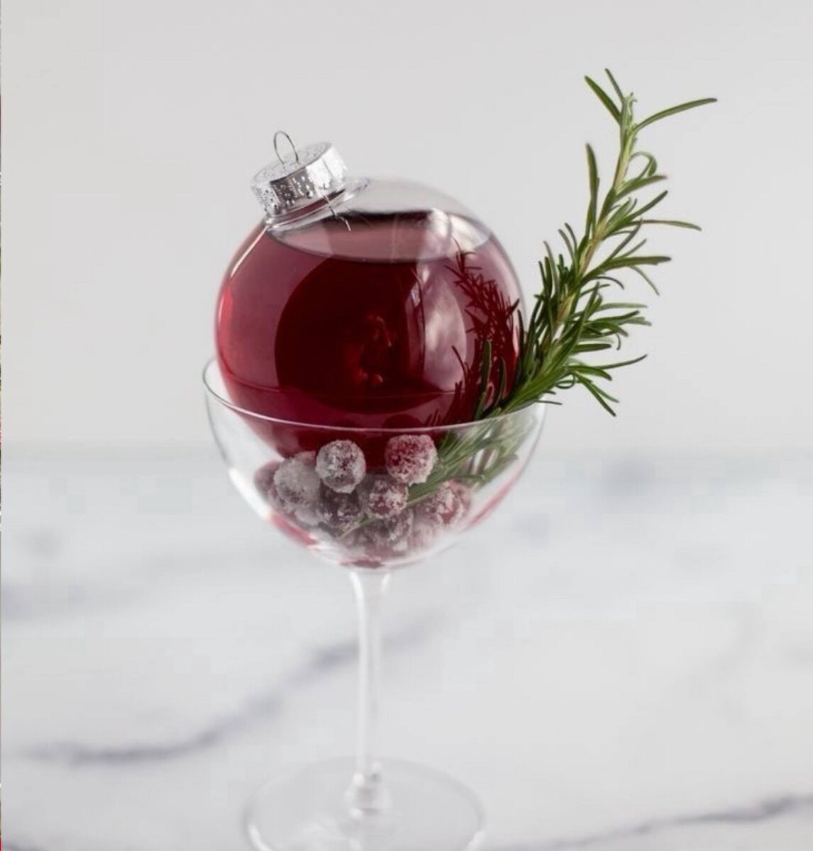 Нежный коктейль в праздничном стиле: ornament cocktail в елочном шаре