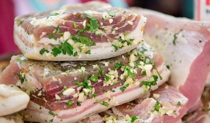 День сала: праздник, который сочетает вкус и споры о пользе