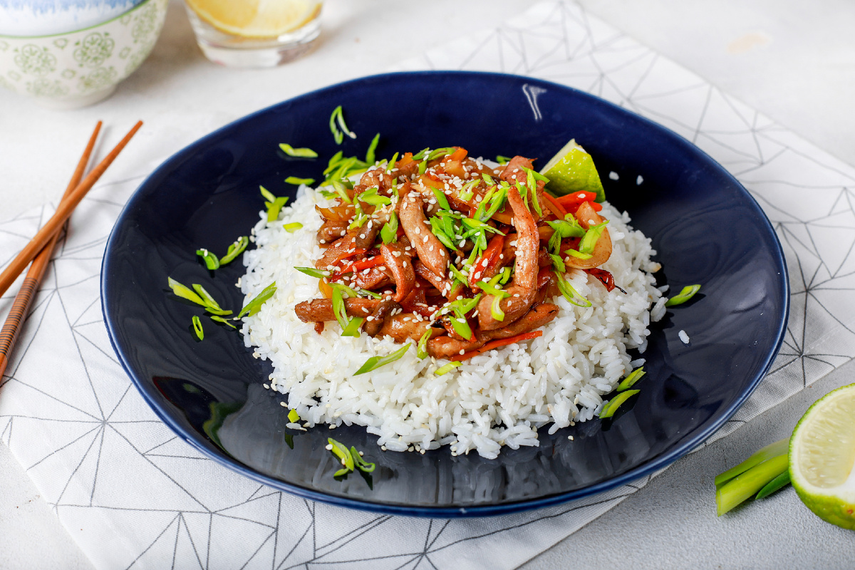 Глазированная свинина со шрирачей и ароматным рисом Жасмин