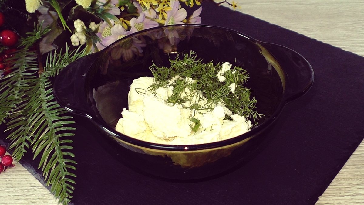 Слоеный витаминный салат: свекла, творог и огурец для вашего стола