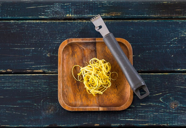 Восхитительный сливовый пирог с лимонной изюминкой и хрустящими миндальными хлопьями