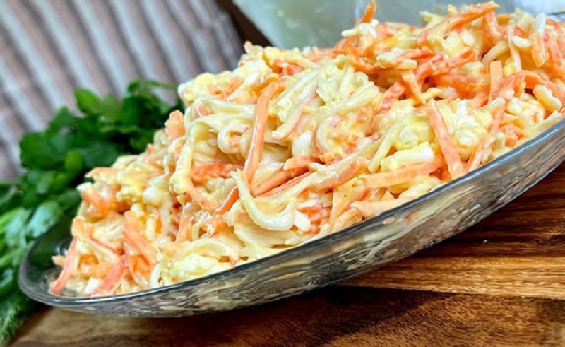 Салат с корейской морковью и крабовыми палочками: идеальный выбор для любого застолья