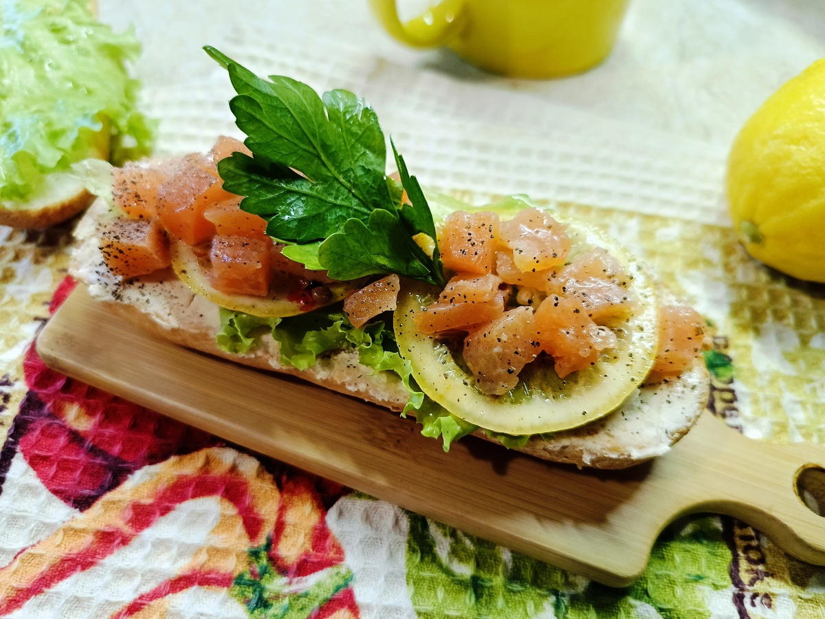 Попробуйте идеальное сочетание: бутерброды с форелью и солеными лимонами