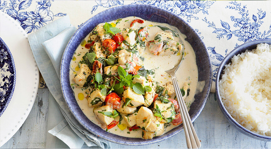 Блюдо с нежным вкусом: сливочное куриное рагу с томатами и зеленью
