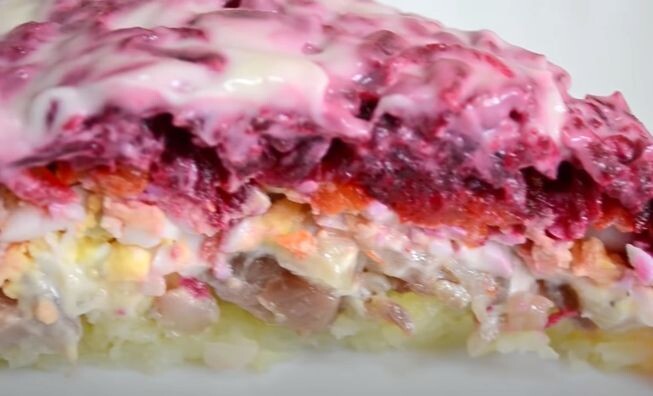 Селедка под шубой с яйцом — кулинарная классика