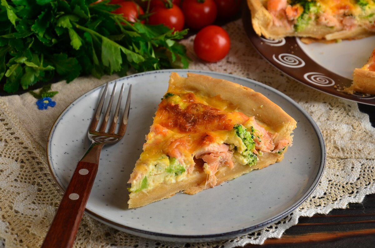 Нежный пирог с лососем и брокколи: вкусный рецепт для всей семьи
