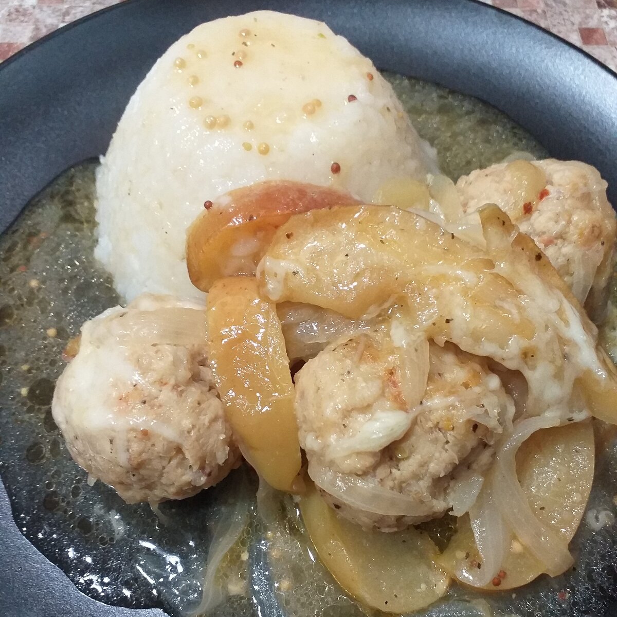 Необычные тефтели: фарш с фасолью и яблочно-луковая подлива