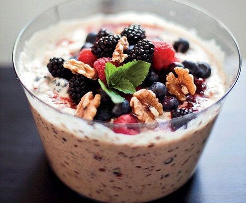 Натуральные мюсли с фруктами и орехами: здоровый завтрак перед вами