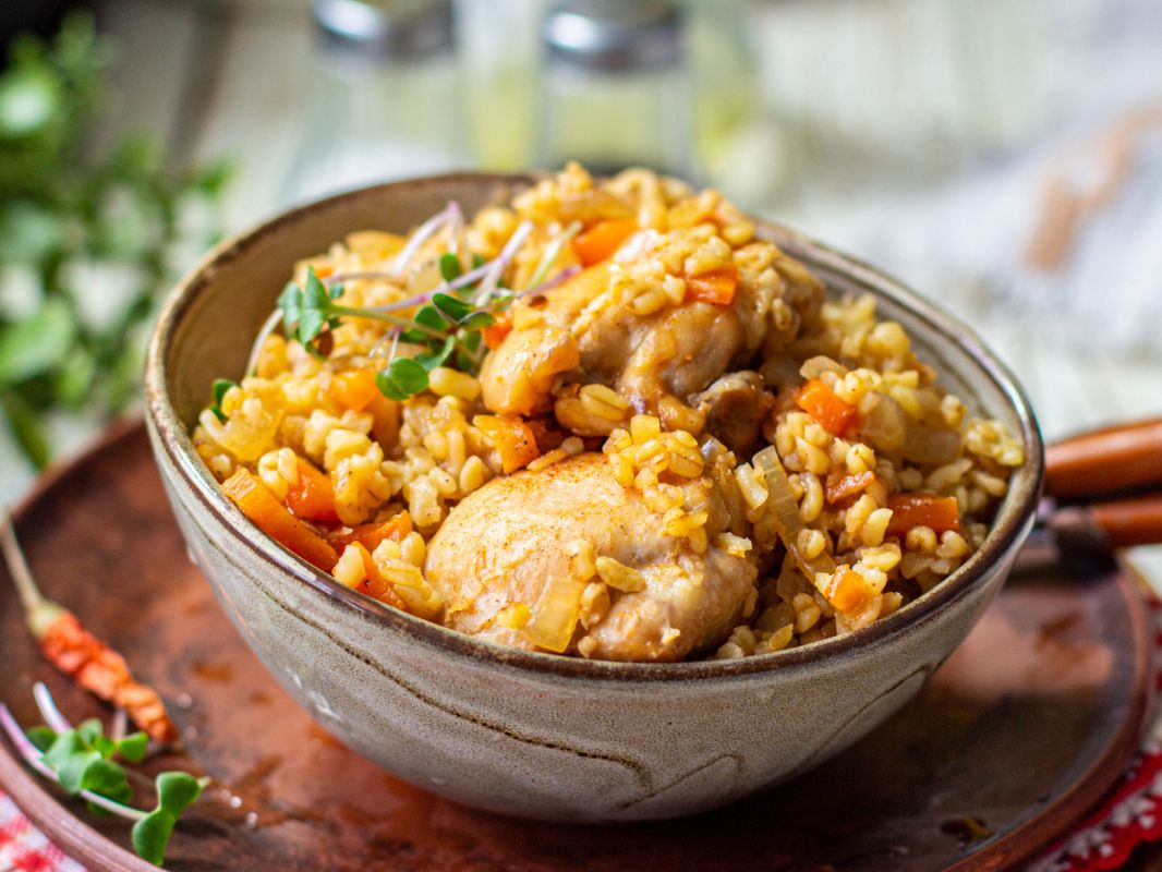 Ленивый плов из булгура: куриный обед за 40 минут