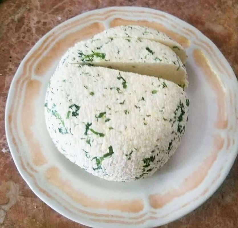 Нежный домашний сыр с зеленью: простой и вкусный рецепт