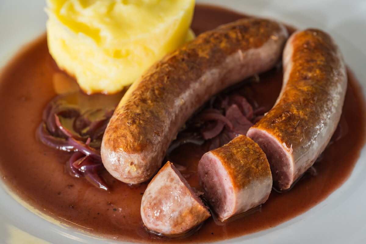 Колбаски с винно-луковым соусом