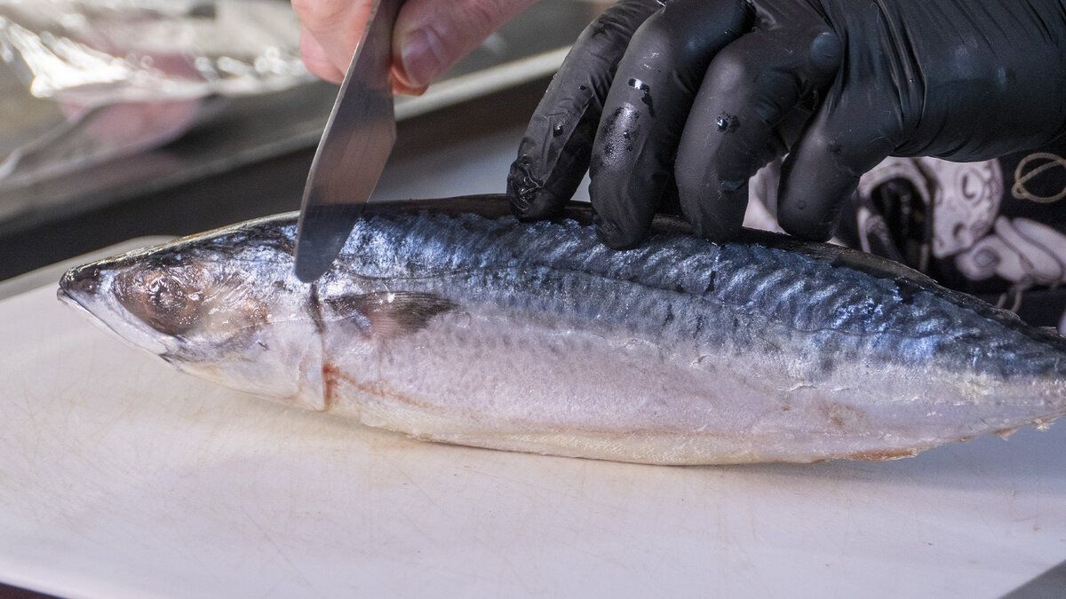 Праздничная скумбрия в духовке: легкий и экономичный рецепт