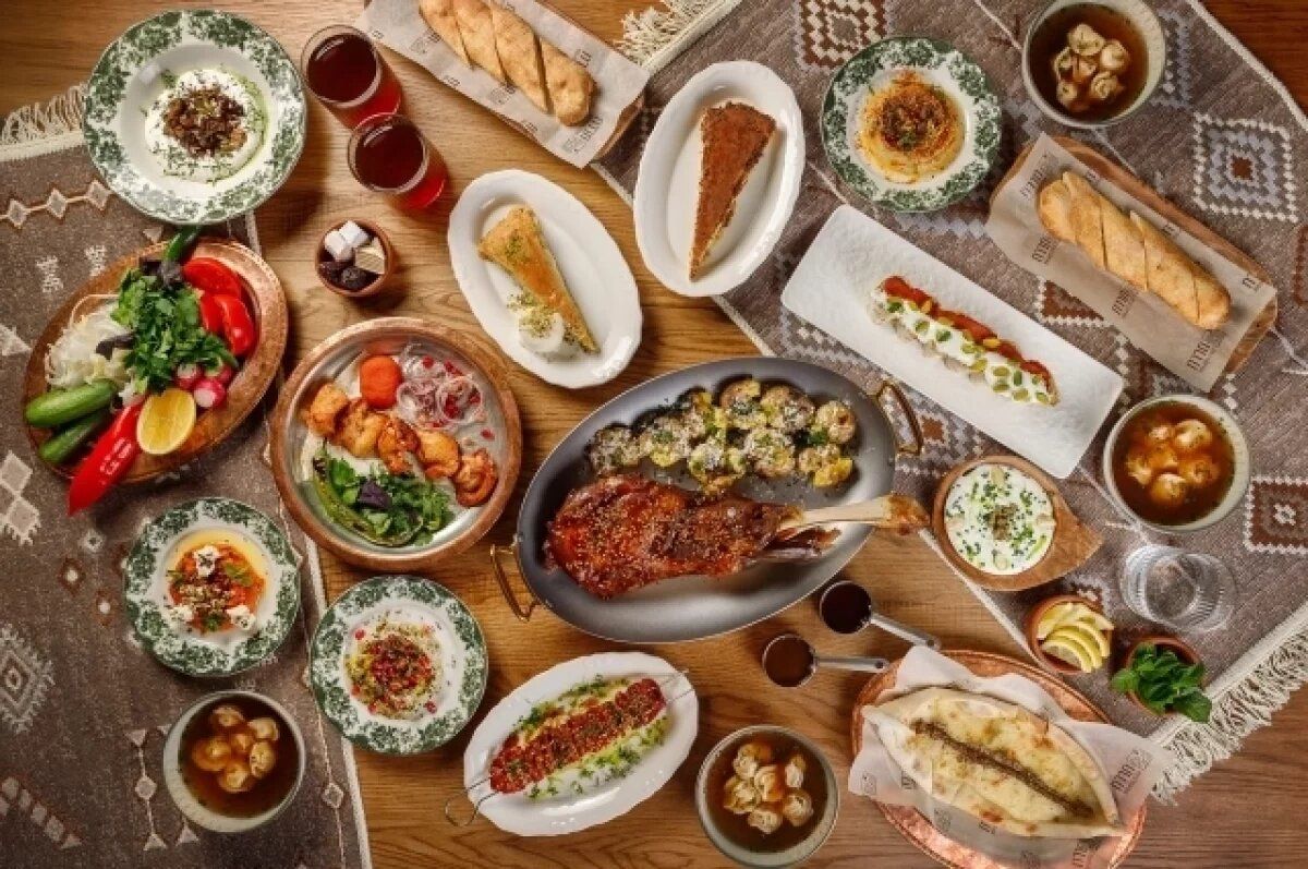 Ифтар под звуки духовных песнопений: как накрыть стол на Рамадан