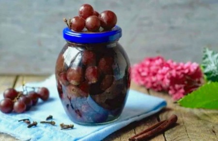 Необычная закуска: как приготовить маринованный виноград