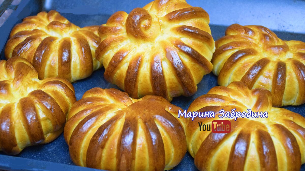 Пышные булочки с ягодной начинкой: не забудьте попробовать!