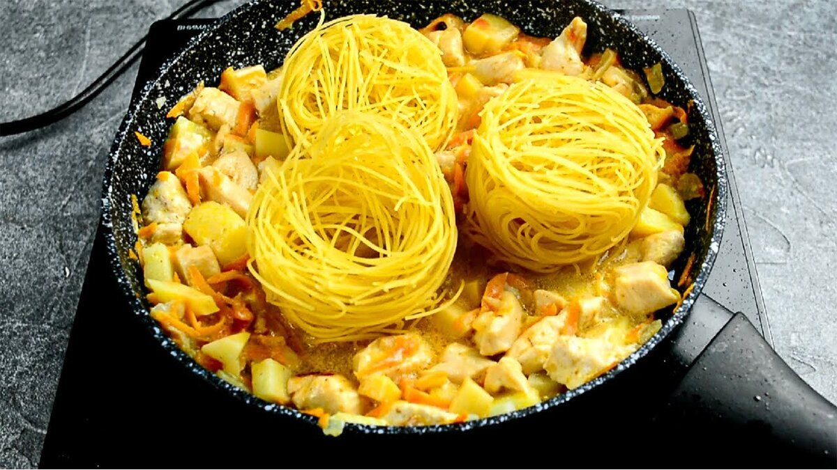 Непревзойденный семейный ужин в одной кастрюле: макаронные гнезда с подливкой