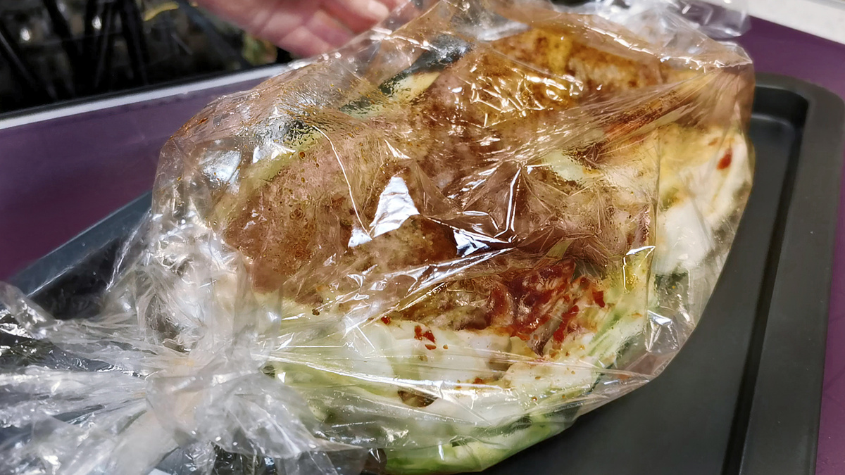 Необычный ужин: простой и вкусный рецепт с капустой и куриными окорочками