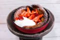 Нежное наслаждение: Dutch Baby с клубникой и греческим йогуртом