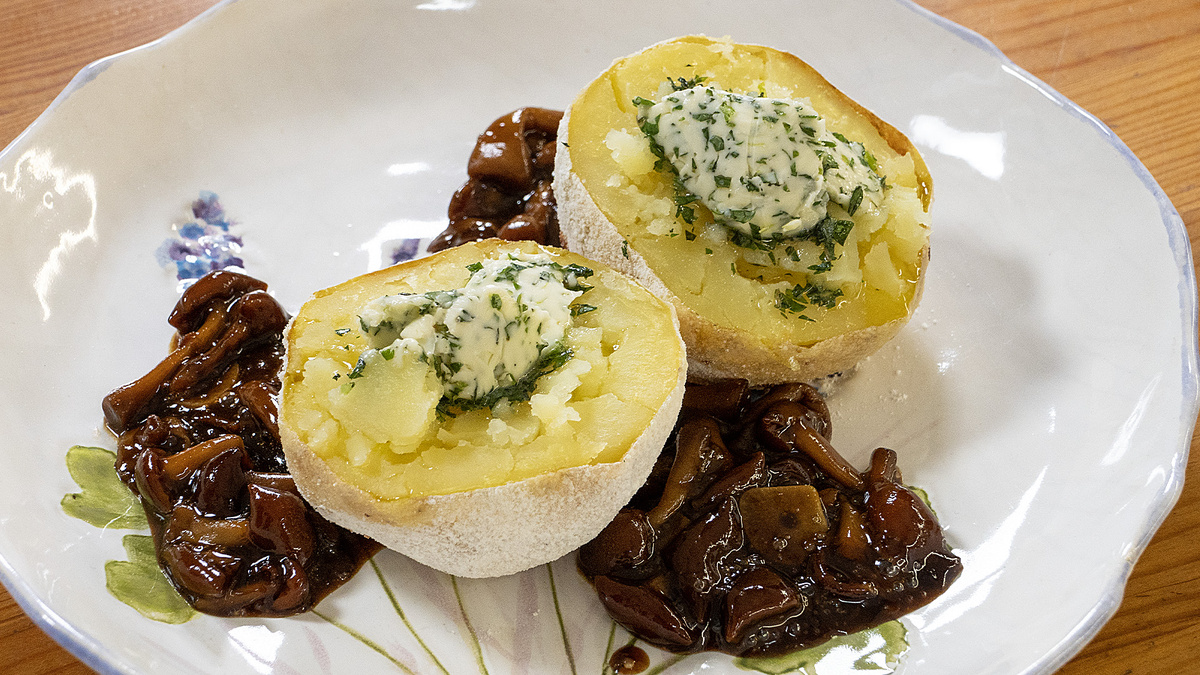 Запеченный картофель с грибами и ароматным маслом