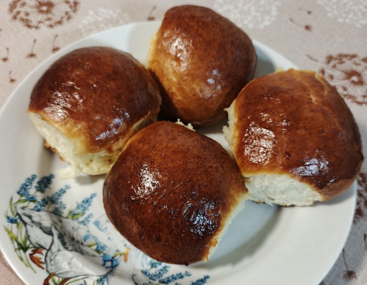 Как испечь пышные булочки с молоком и дрожжами