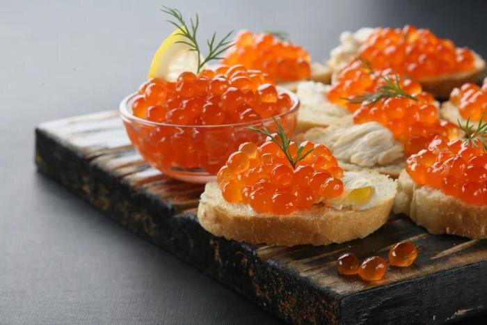 Растущие цены на бутерброды с красной икрой: где и сколько?