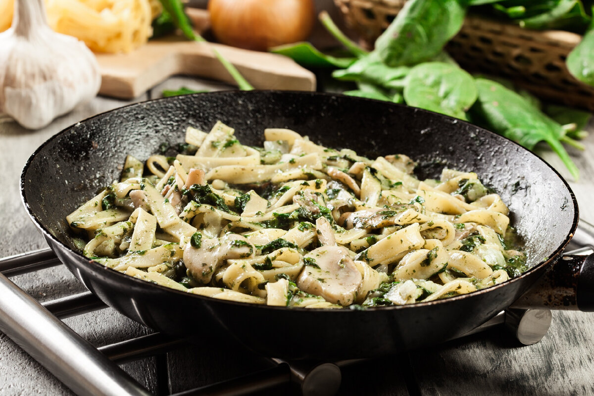 Нежная паста Альфредо с грибами и шпинатом для настоящих гурманов