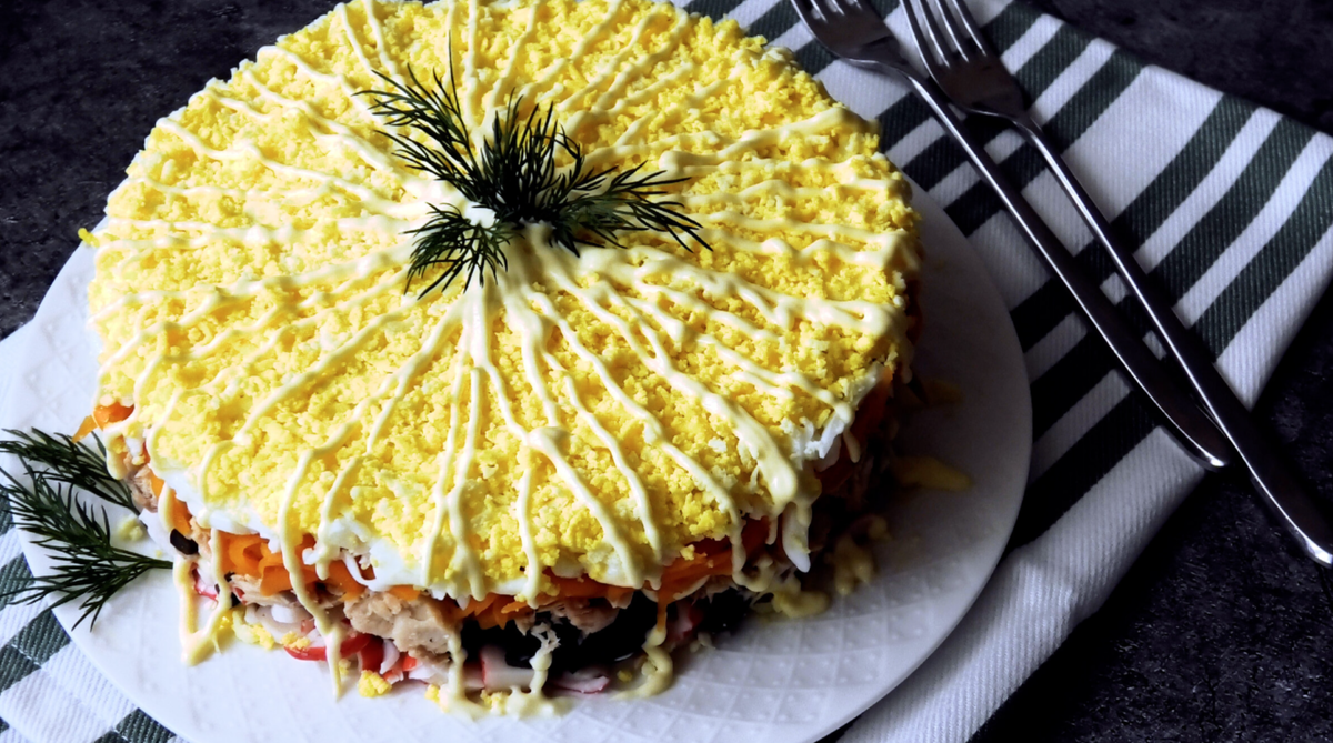 Салат с горбушей и крабовыми палочками: быстро и вкусно