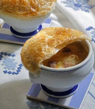 Луковый суп в горшочках