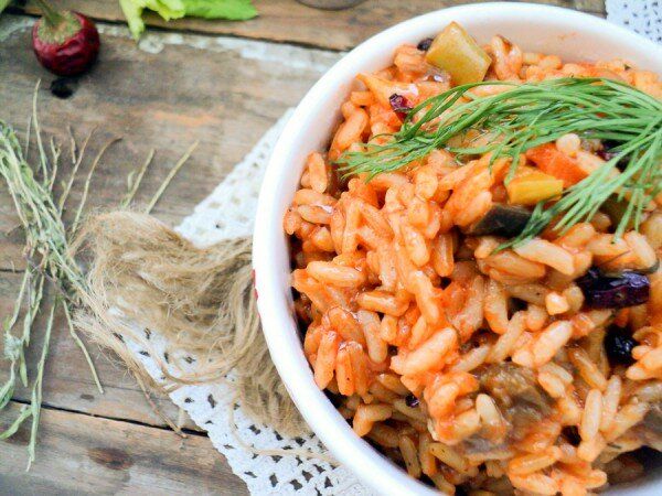 Необычное блюдо: рис с овощами в пряном томатном соусе