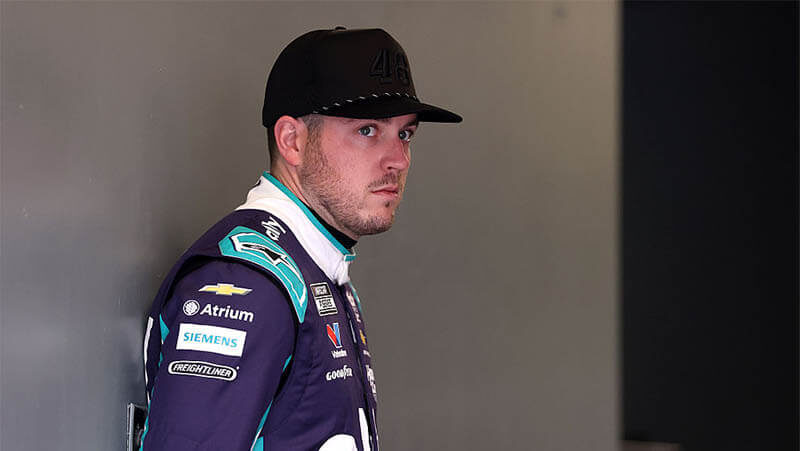 Алекс Боуман пропустит ближайшие три гонки Кубка NASCAR