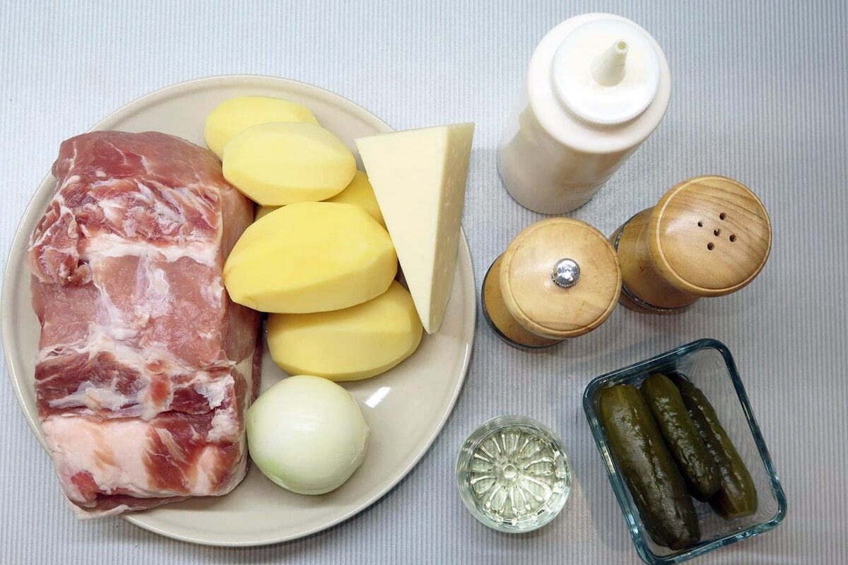Сочные отбивные из свинины с маринованными огурцами и картошкой