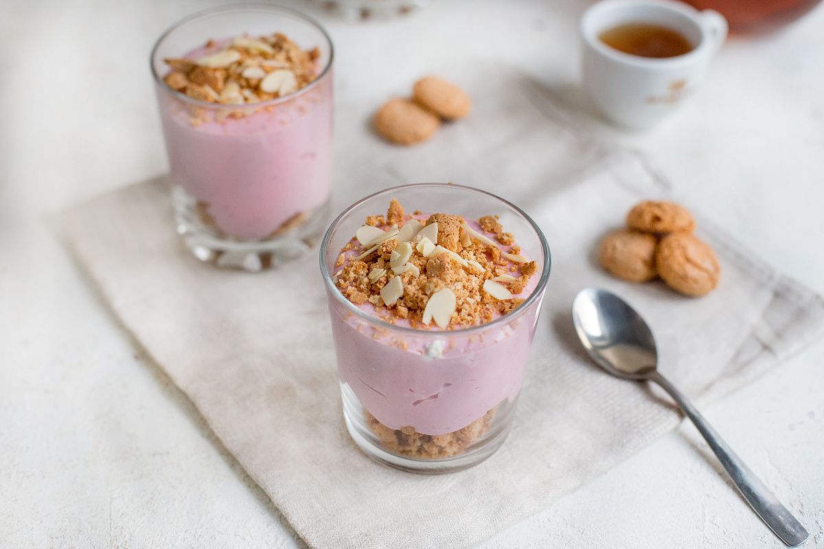 Сладкий рай: творожно-ягодное суфле с печеньем и миндалем