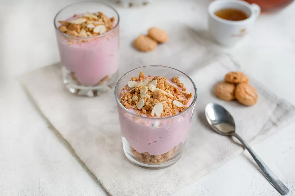 Сладкий рай: творожно-ягодное суфле с печеньем и миндалем