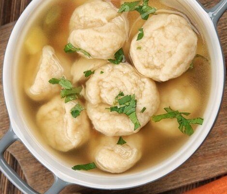 Классический куриный суп с нежными клёцками для уютного ужина
