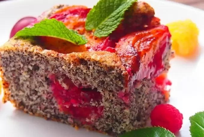 Ароматный маковый пирог со сливами, который стоит попробовать этой осенью