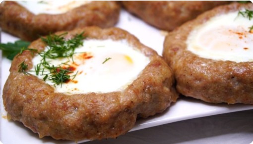 Гнезда из фарша: быстрое блюдо с коронным яйцом