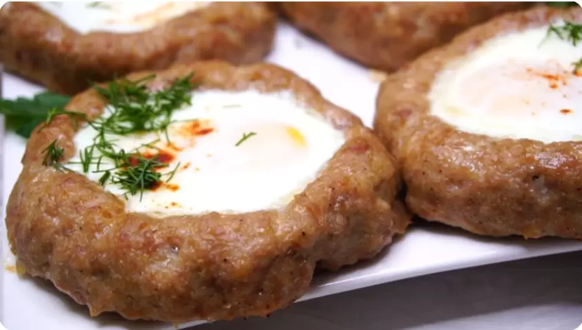 Гнезда из фарша: быстрое блюдо с коронным яйцом