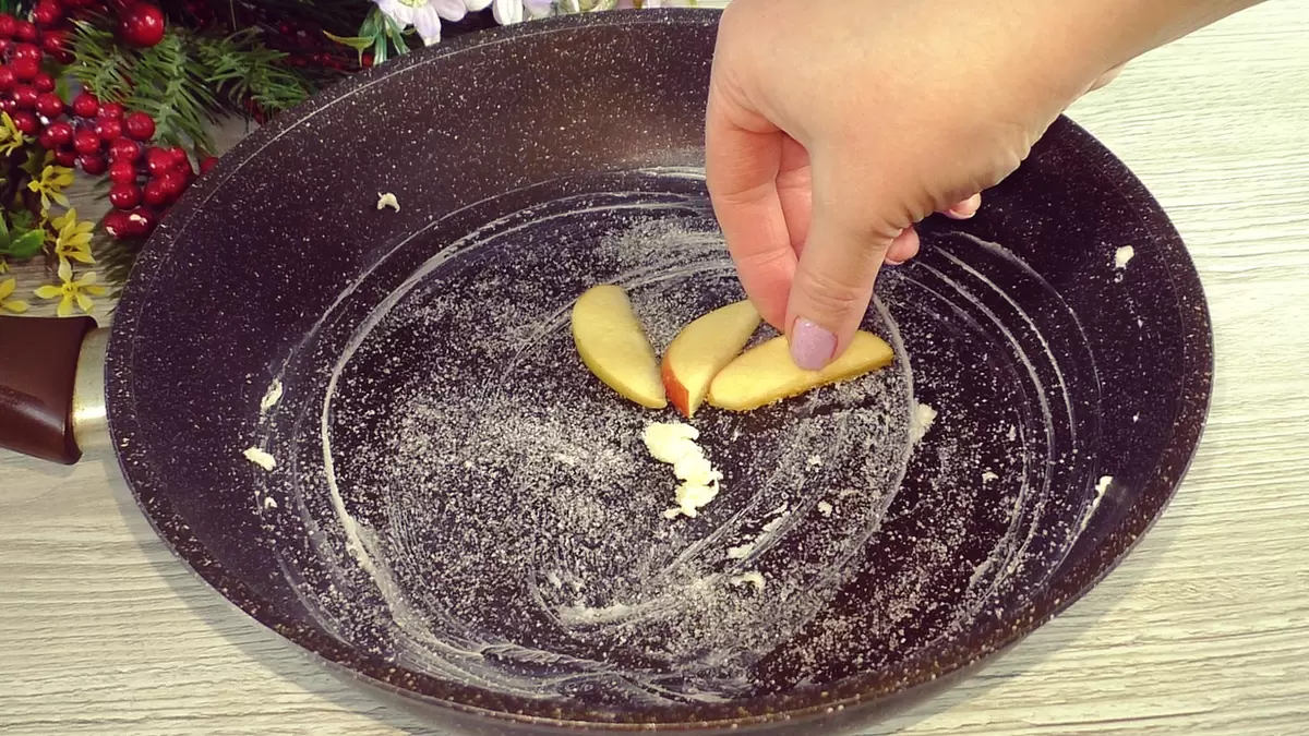 Как быстро и легко испечь пирог с яблоками на сковороде