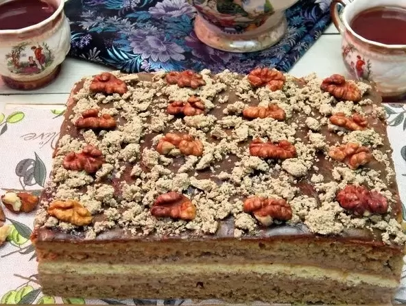 Погружение в мир вкуса: торт с халвой и ореховым кремом