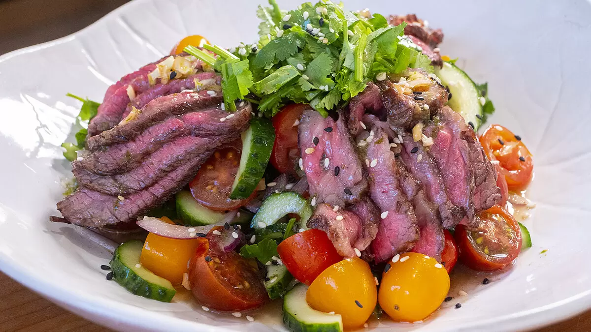 Как приготовить стейк с тайским акцентом: искушающий салат и нежное мясо