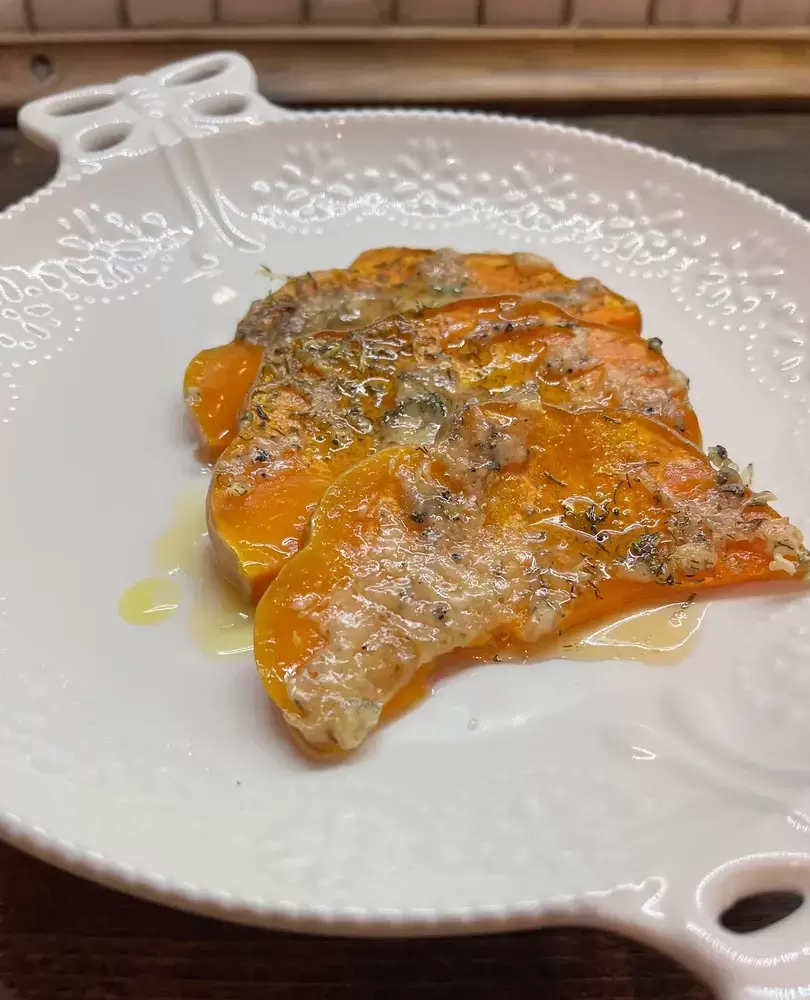 Запеченная тыква с чесноком: оригинальный гарнир, который удивит всех