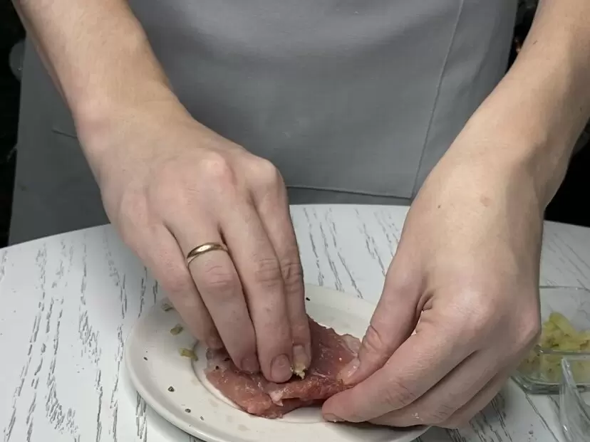 Секреты маминой рецептуры: как приготовить нежные отбивнушки с соусом