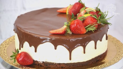 Нежное «Птичье молоко» на желатине: тающий торт с шоколадными подтёками и клубникой