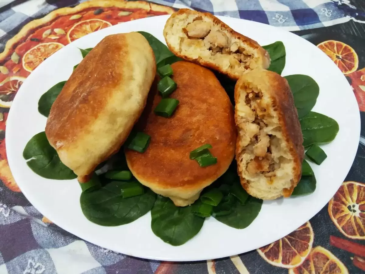 Нежные жареные пирожки с фаршем: наслаждайтесь домашним вкусом!